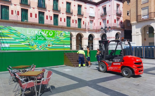 Las brigadas ultiman todos los detalles de los escenarios festivos