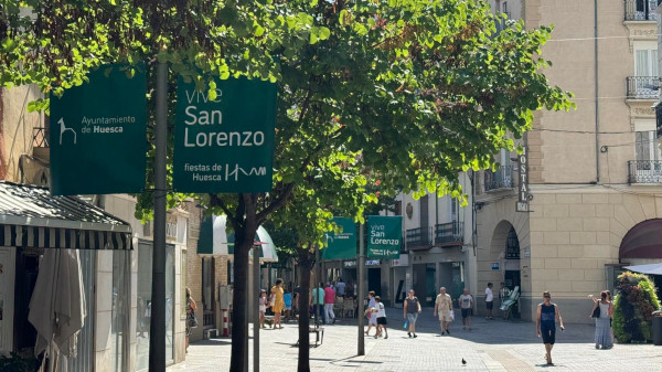 Huesca se engalana con la nueva imagen de las fiestas