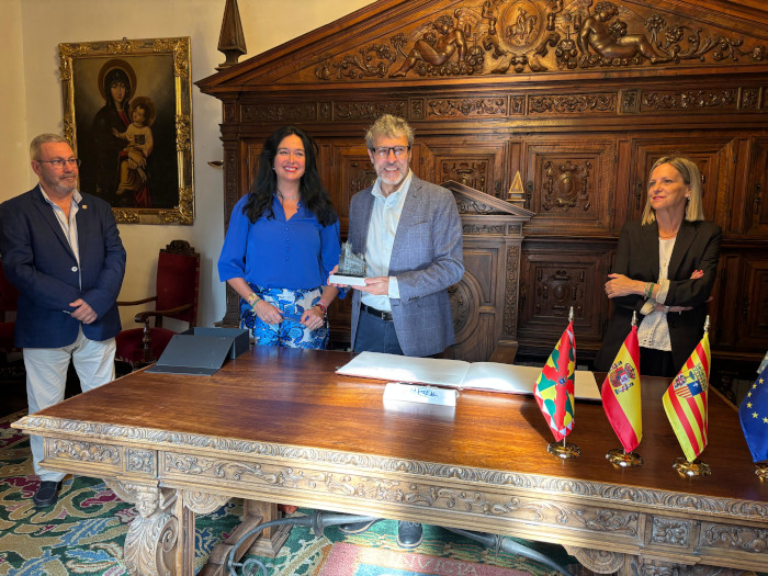 El Ayuntamiento de Huesca recibe la visita del prestigioso astrofísico Miguel Alcubierre Moya