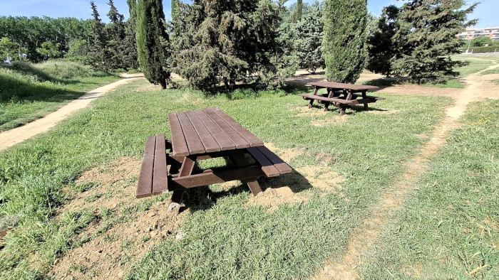 El Ayuntamiento de Huesca instala ocho mesas de picnic en Balsas de Chirín