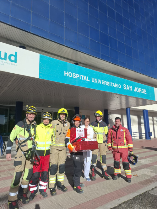 Los Bomberos del Ayuntamiento de Huesca visitan el Hospital San Jorge para llevar la Navidad a los menores ingresados
