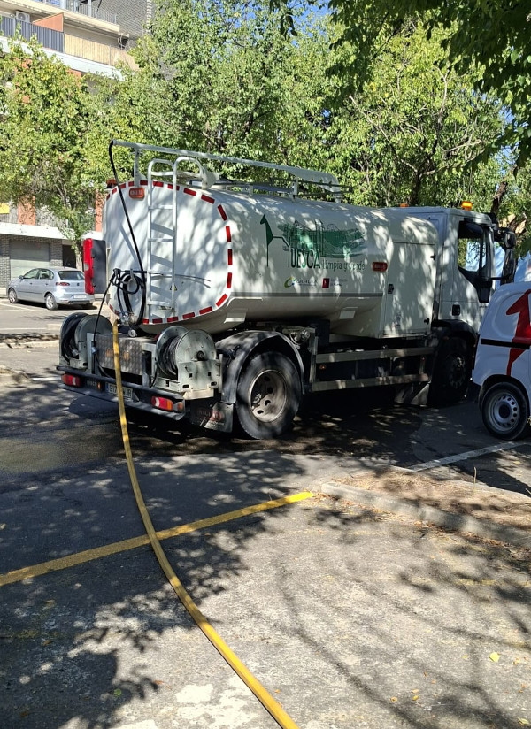 El Ayuntamiento de Huesca reutiliza el agua de las piscinas municipales de verano para la limpieza viaria