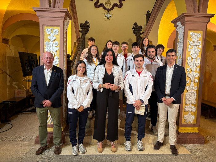 El Ayuntamiento de Huesca recibe a los judocas del Club Judo Huesca y del Gimnasio Ibón