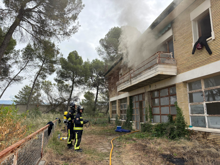 El Servicio de Bomberos del Ayuntamiento de Huesca intensifica su formación con prácticas especializadas en incendios de vivienda y garaje