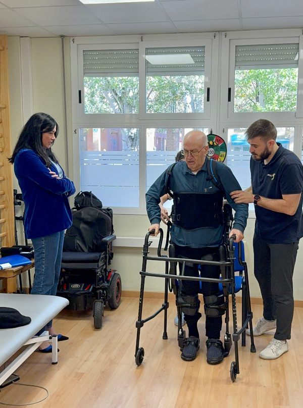La alcaldesa de Huesca y la concejala de Acción Social visitan AENO para conocer el funcionamiento del exoesqueleto de rehabilitación