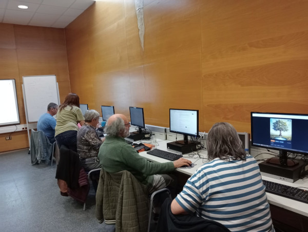 “60 y más” impulsa la formación digital y el trabajo participativo en sus sesiones semanales