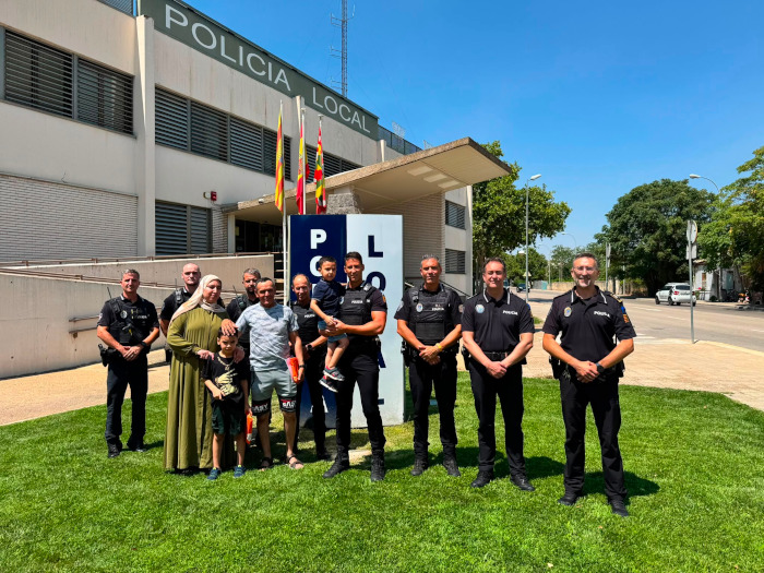 La Policía Local de Huesca recibe al niño al que reanimó en el Parque Universidad