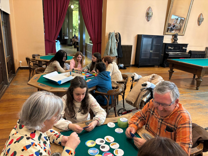 “Mayores y juguetones” inicia su andadura con gran acogida en el Casino de Huesca
