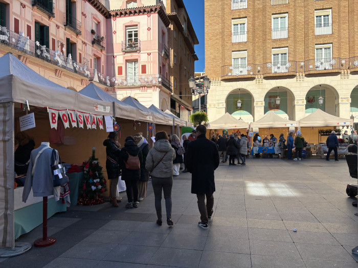 La plaza López Allué acoge un año más el Mercado Solidario de las asociaciones de Huesca