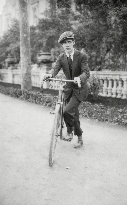 Las bibliotecas municipales de Huesca homenajean al historietista José Cabrero Arnal con una exposición y una mesa redonda