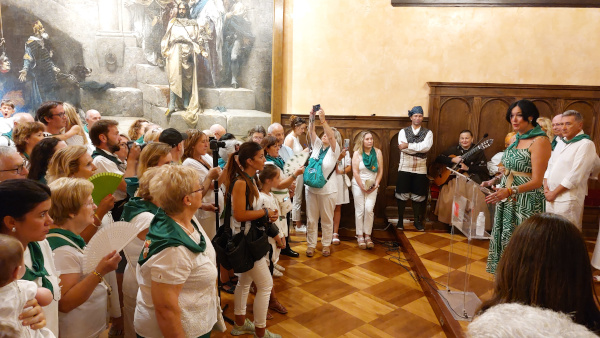 El Ayuntamiento recibe a los oscenses que viven fuera de Huesca