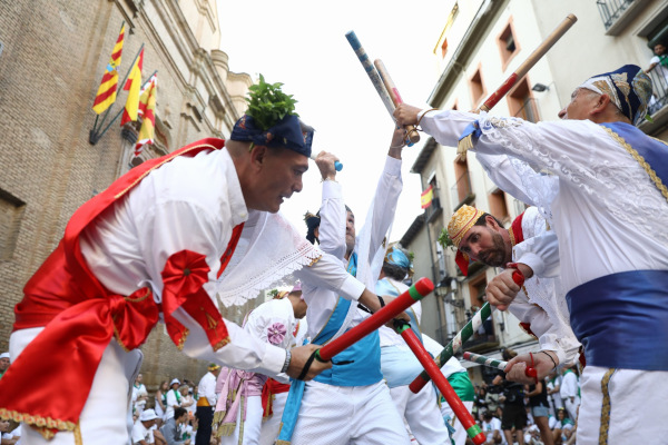 Los danzantes y la procesión de San Lorenzo abarrotan las calles de Huesca